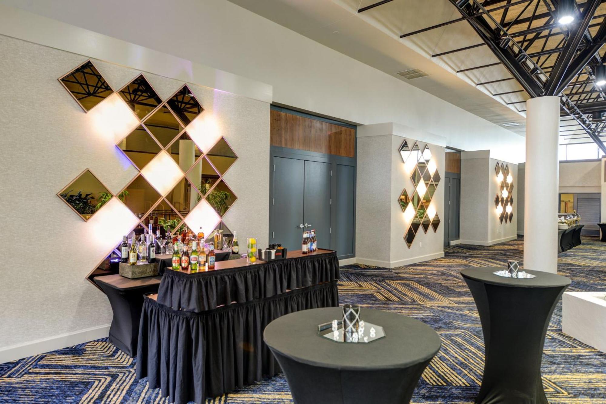 Crowne Plaza Airport By Ihg Hotel 4*